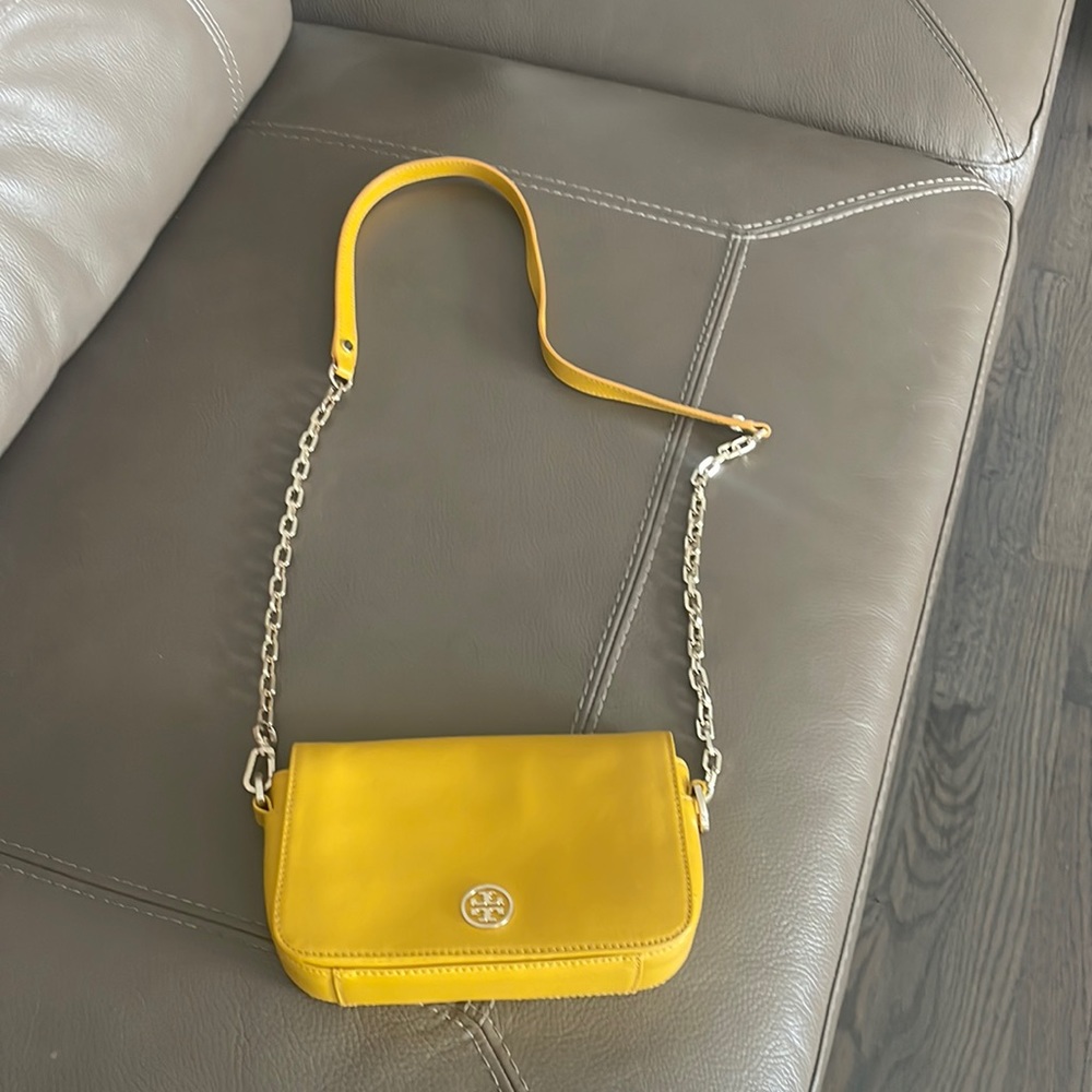 Beautiful Tory Burch small shoulder bad in yellowish gold color !!!